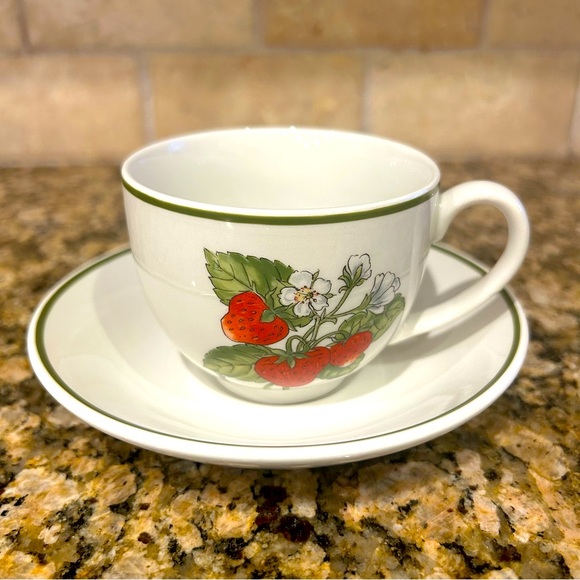 4 TIFFANY & CO. Staffordshire Gardens cups & saucers by Johnson Brothers - Picture 3 of 13